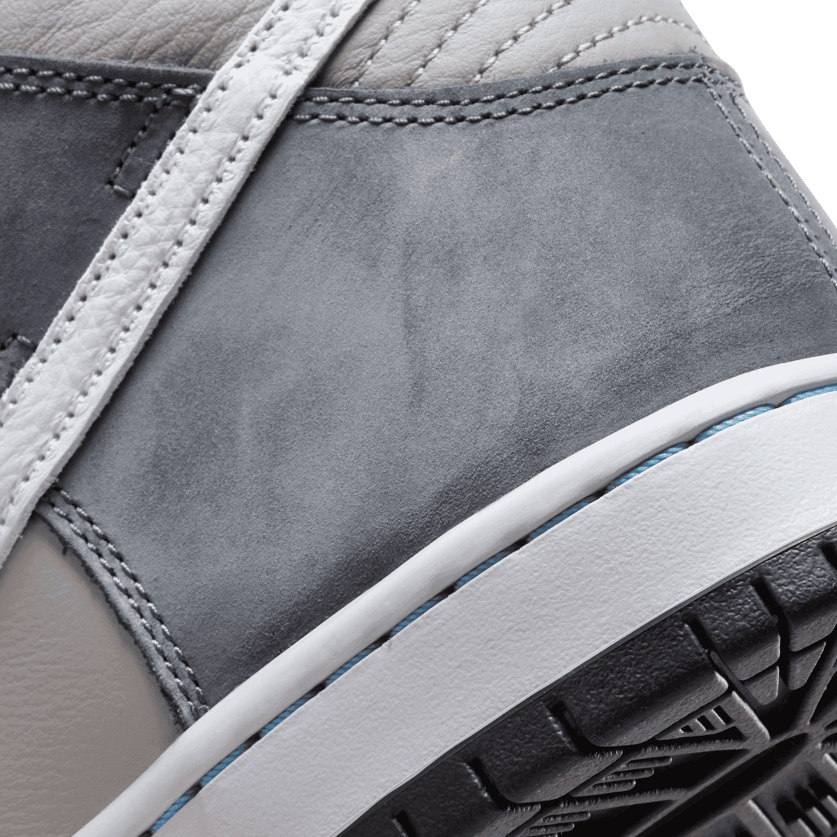 Nike SB Dunk High Medium Grey Angle 5