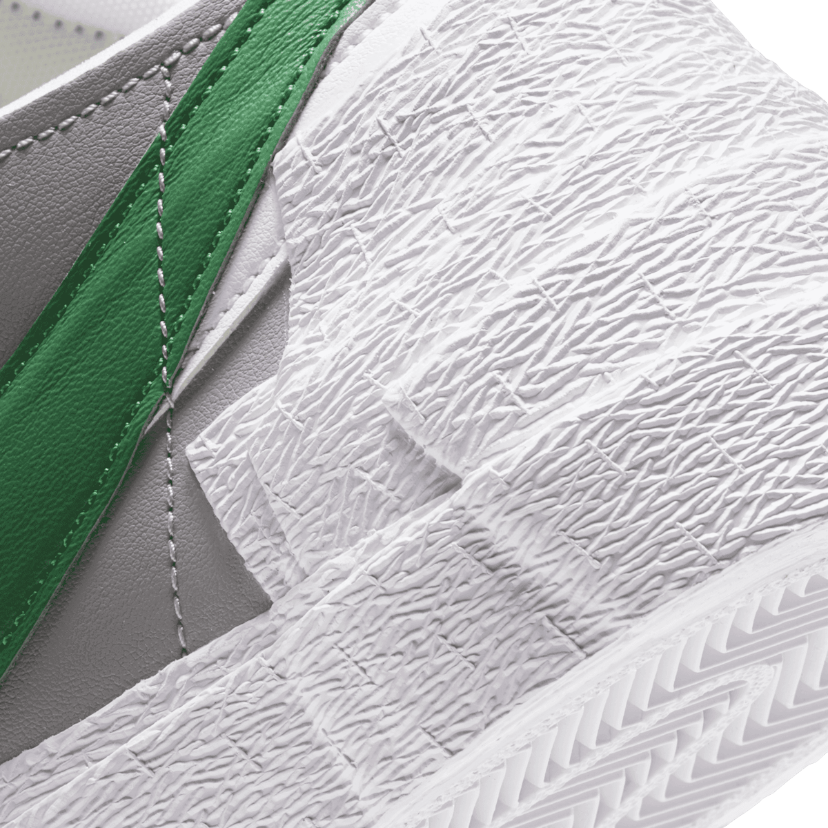 Nike Blazer Low sacai Medium Gray Classic Green Angle 5